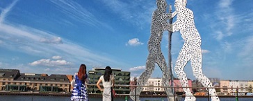 Skulptur des "Molecule Man" in der Berliner Spree